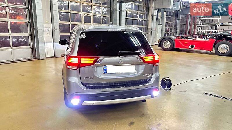 Внедорожник / Кроссовер Mitsubishi Outlander 2016 в Киеве