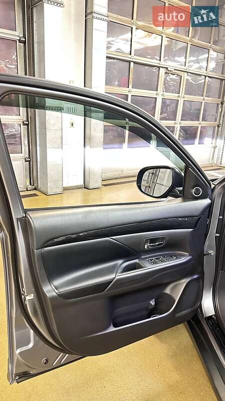 Внедорожник / Кроссовер Mitsubishi Outlander 2016 в Киеве