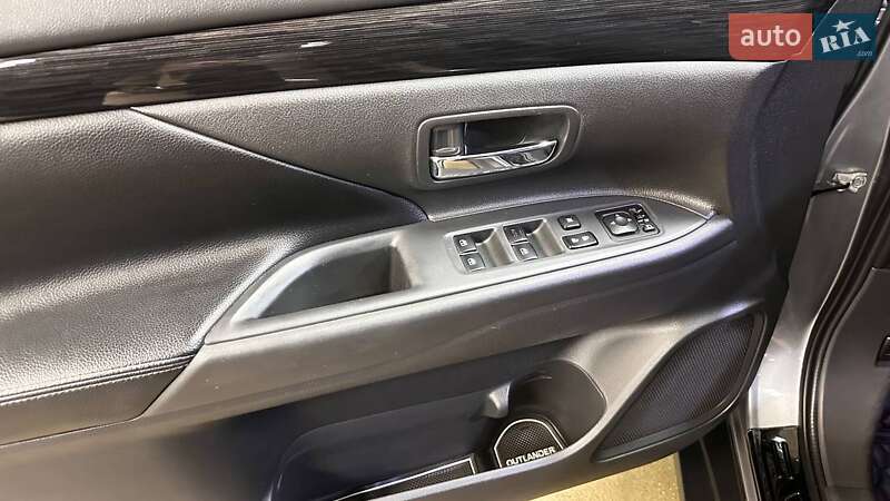 Внедорожник / Кроссовер Mitsubishi Outlander 2016 в Киеве