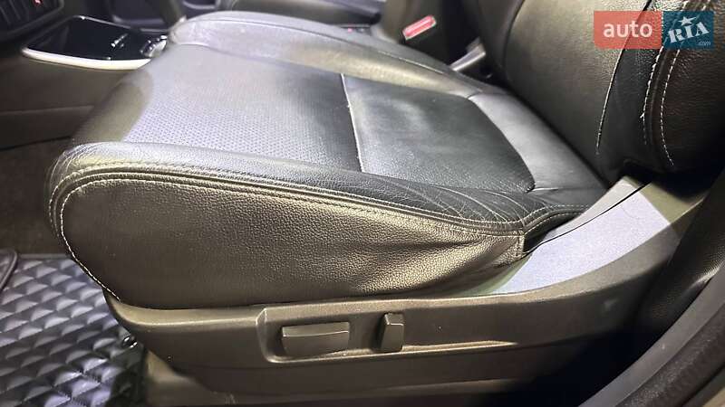 Внедорожник / Кроссовер Mitsubishi Outlander 2016 в Киеве