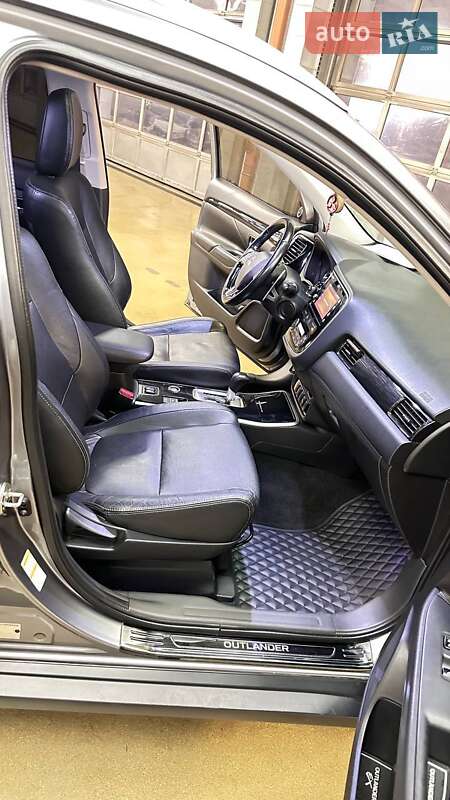 Внедорожник / Кроссовер Mitsubishi Outlander 2016 в Киеве