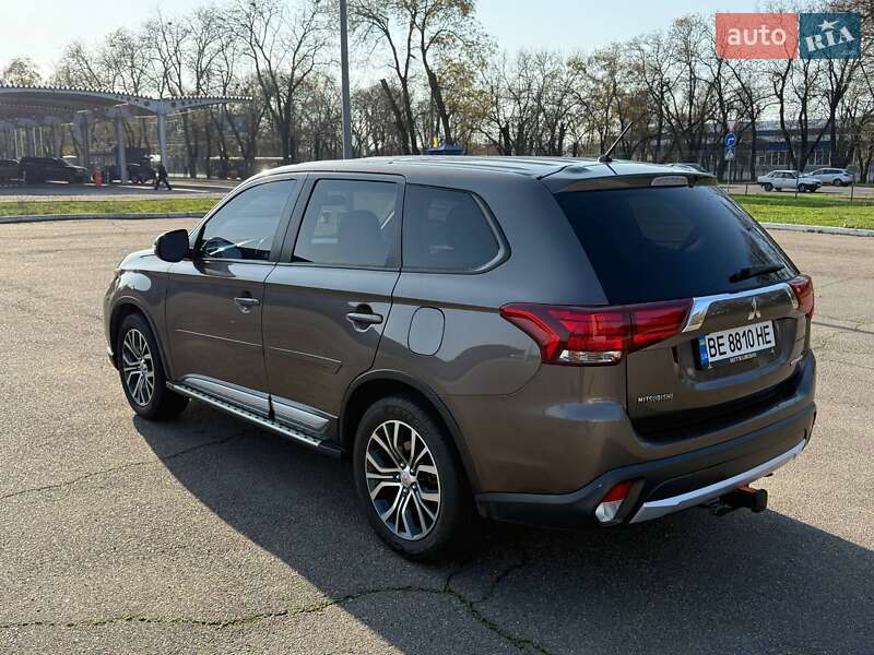 Внедорожник / Кроссовер Mitsubishi Outlander 2015 в Николаеве