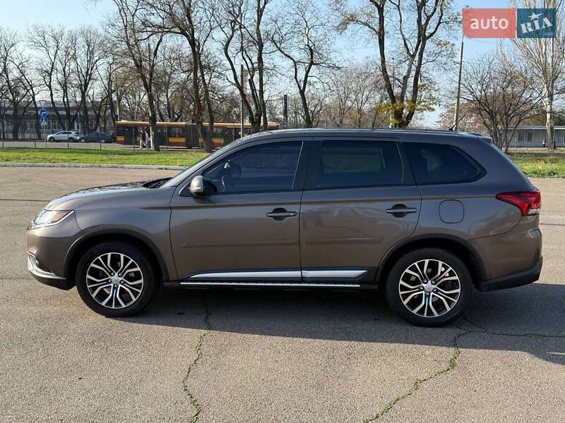 Внедорожник / Кроссовер Mitsubishi Outlander 2015 в Николаеве