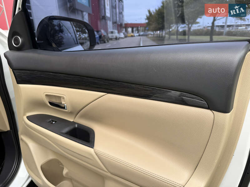 Внедорожник / Кроссовер Mitsubishi Outlander 2015 в Киеве