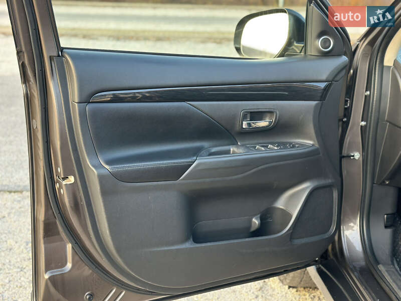 Позашляховик / Кросовер Mitsubishi Outlander 2017 в Дніпрі фото 13 Позашляховик / Кросовер Mitsubishi Outlander 2017 в Дніпрі
