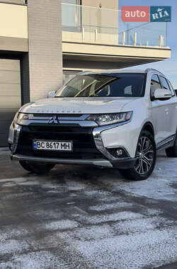 Внедорожник / Кроссовер Mitsubishi Outlander 2018 в Новояворовске