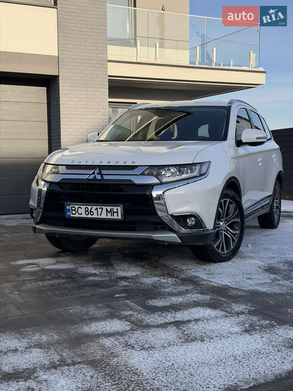 Позашляховик / Кросовер Mitsubishi Outlander 2018 в Новояворівську