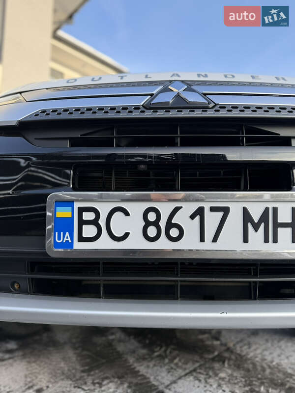 Позашляховик / Кросовер Mitsubishi Outlander 2018 в Новояворівську