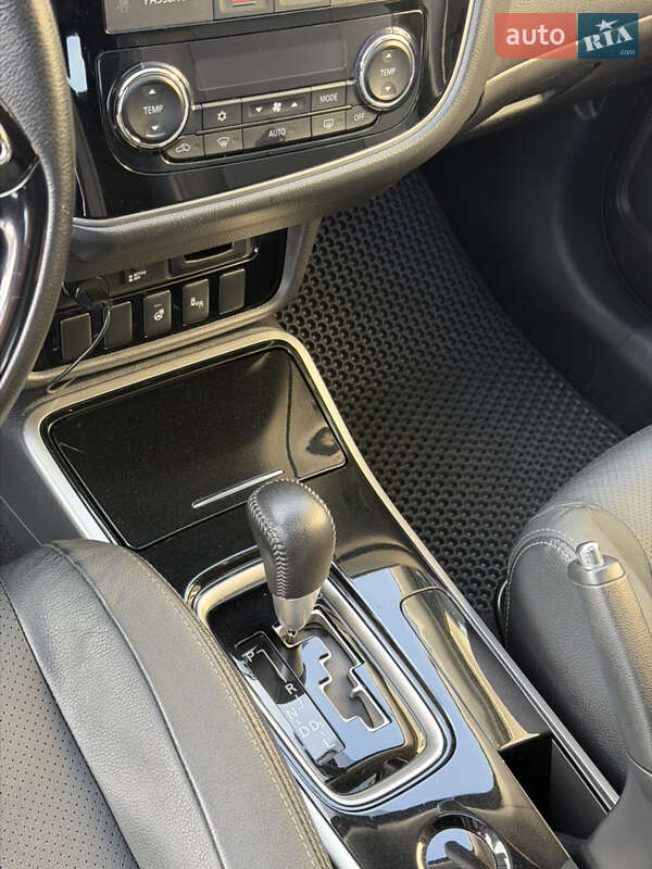 Позашляховик / Кросовер Mitsubishi Outlander 2018 в Новояворівську