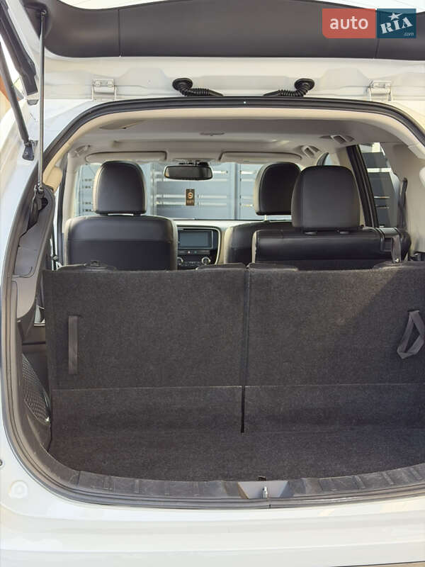 Позашляховик / Кросовер Mitsubishi Outlander 2018 в Новояворівську