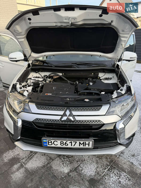 Позашляховик / Кросовер Mitsubishi Outlander 2018 в Новояворівську