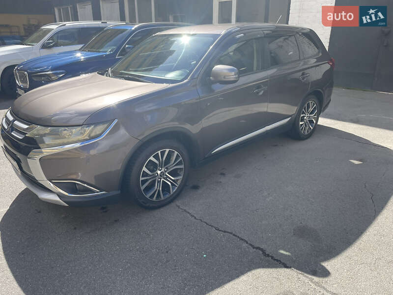 Позашляховик / Кросовер Mitsubishi Outlander 2016 в Києві