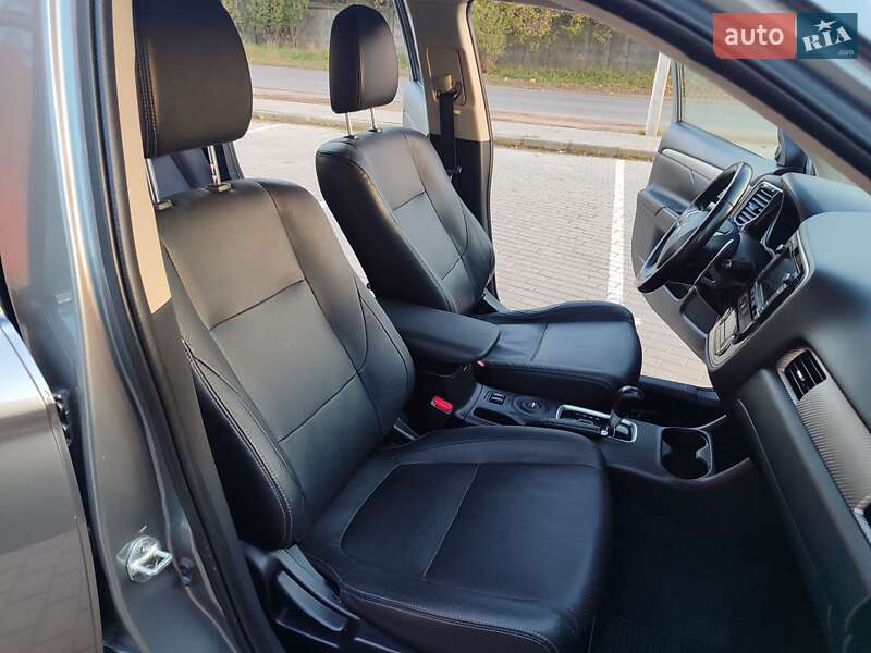 Внедорожник / Кроссовер Mitsubishi Outlander 2013 в Львове