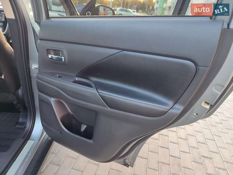 Внедорожник / Кроссовер Mitsubishi Outlander 2013 в Львове