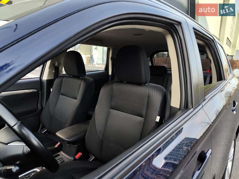 Внедорожник / Кроссовер Mitsubishi Outlander 2013 в Киеве