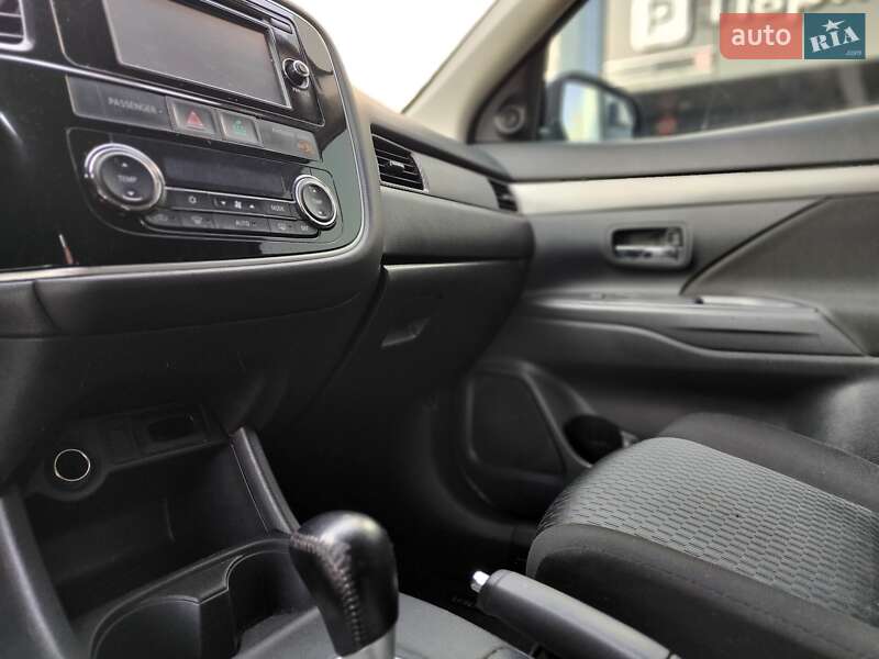 Внедорожник / Кроссовер Mitsubishi Outlander 2013 в Киеве