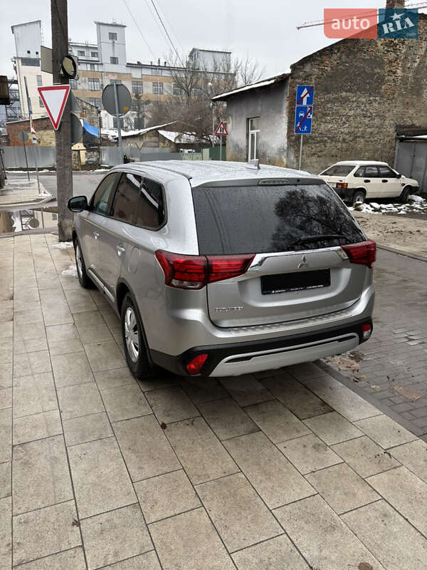 Внедорожник / Кроссовер Mitsubishi Outlander 2021 в Киеве