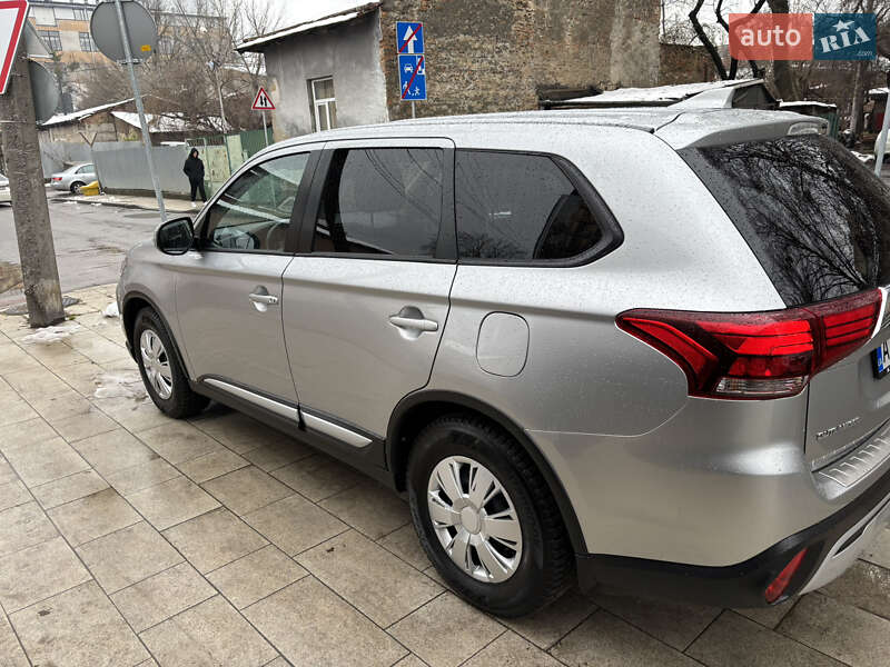 Внедорожник / Кроссовер Mitsubishi Outlander 2021 в Киеве