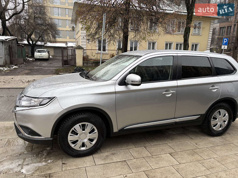 Внедорожник / Кроссовер Mitsubishi Outlander 2021 в Киеве