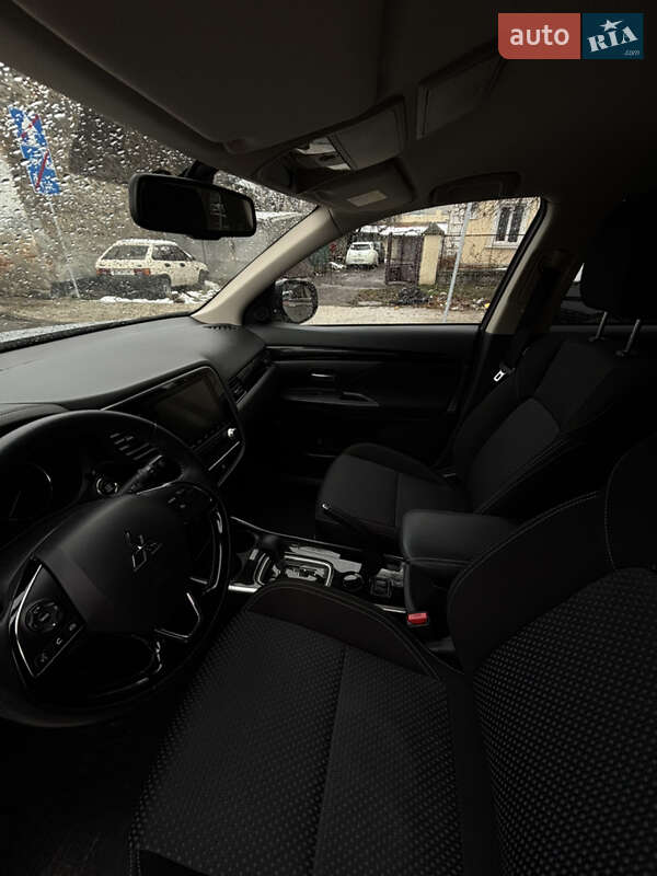 Внедорожник / Кроссовер Mitsubishi Outlander 2021 в Киеве