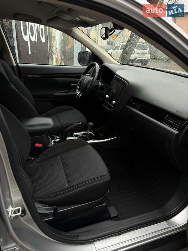 Внедорожник / Кроссовер Mitsubishi Outlander 2021 в Киеве