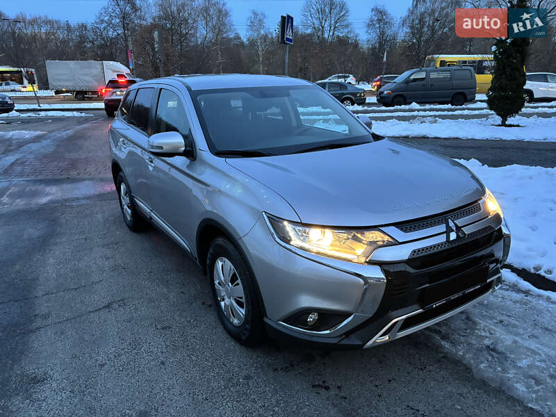 Внедорожник / Кроссовер Mitsubishi Outlander 2021 в Киеве