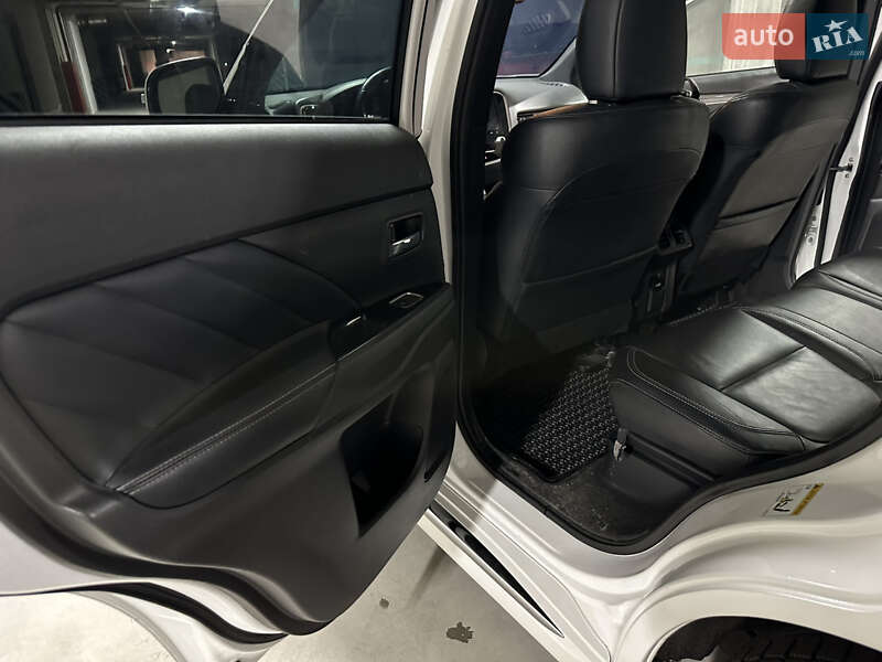 Внедорожник / Кроссовер Mitsubishi Outlander 2019 в Львове