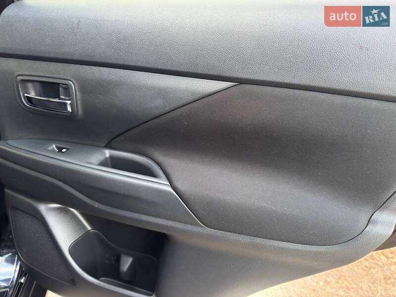 Внедорожник / Кроссовер Mitsubishi Outlander 2016 в Ахтырке фото 34 Внедорожник / Кроссовер Mitsubishi Outlander 2016 в Ахтырке