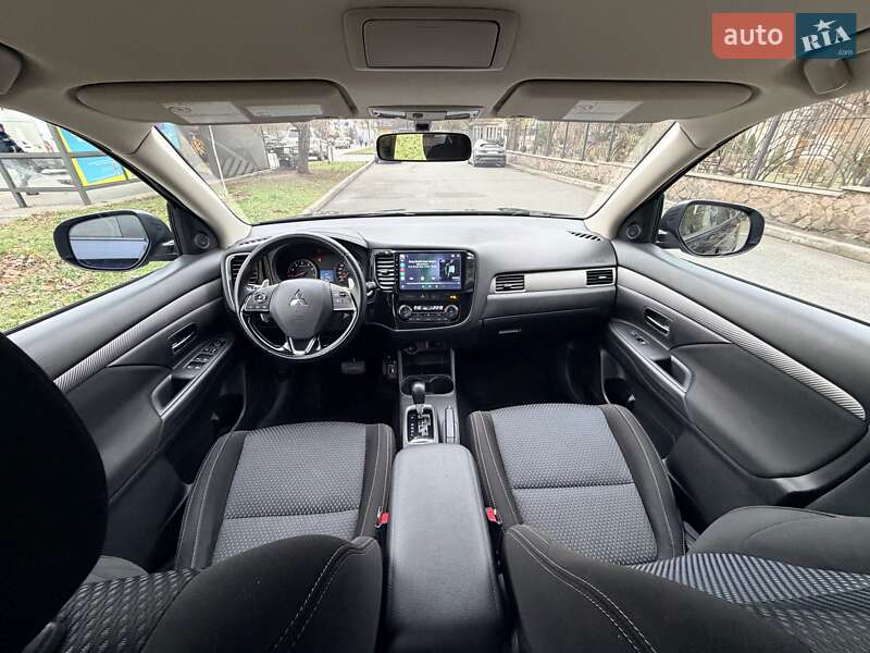 Внедорожник / Кроссовер Mitsubishi Outlander 2016 в Киеве