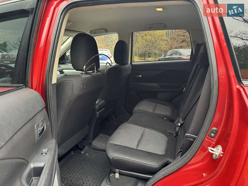 Внедорожник / Кроссовер Mitsubishi Outlander 2016 в Киеве