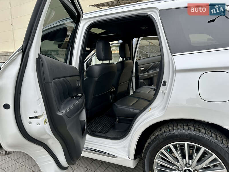 Позашляховик / Кросовер Mitsubishi Outlander 2019 в Львові