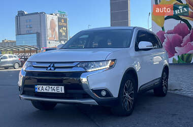 Внедорожник / Кроссовер Mitsubishi Outlander 2017 в Киеве