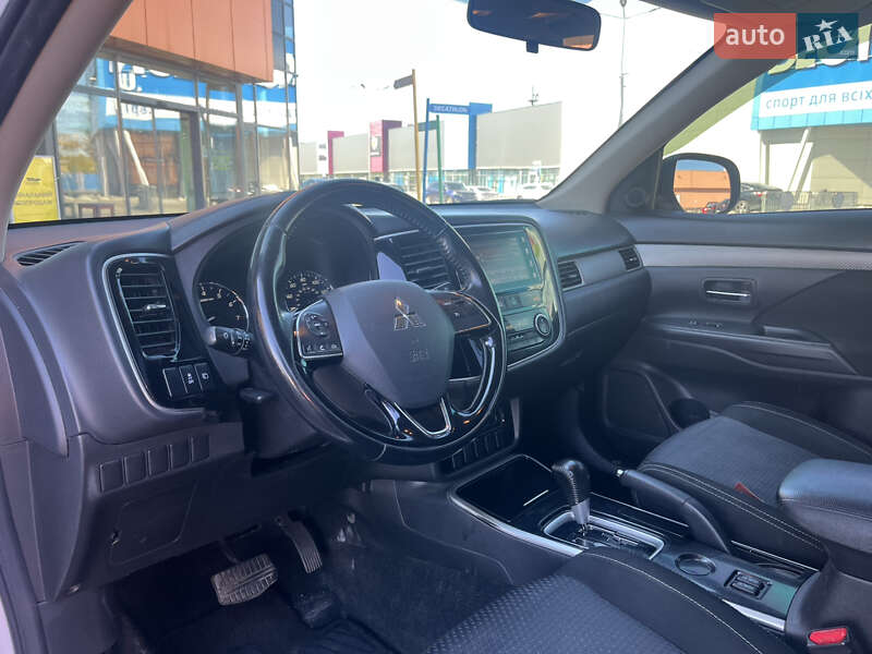 Внедорожник / Кроссовер Mitsubishi Outlander 2017 в Киеве
