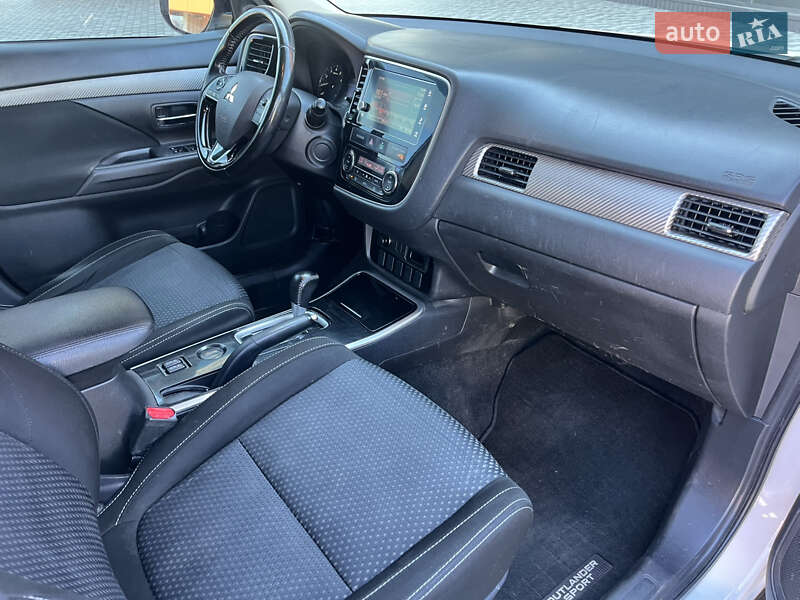 Внедорожник / Кроссовер Mitsubishi Outlander 2017 в Киеве