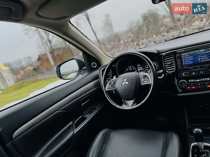 Позашляховик / Кросовер Mitsubishi Outlander 2015 в Дрогобичі