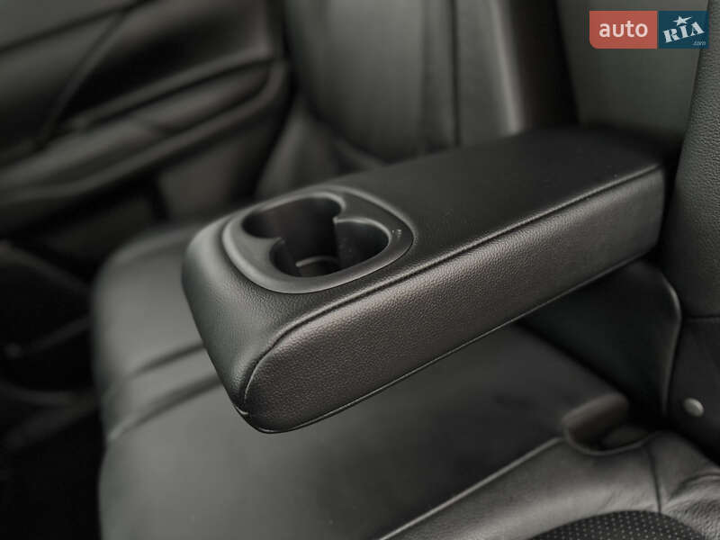 Позашляховик / Кросовер Mitsubishi Outlander 2015 в Дрогобичі