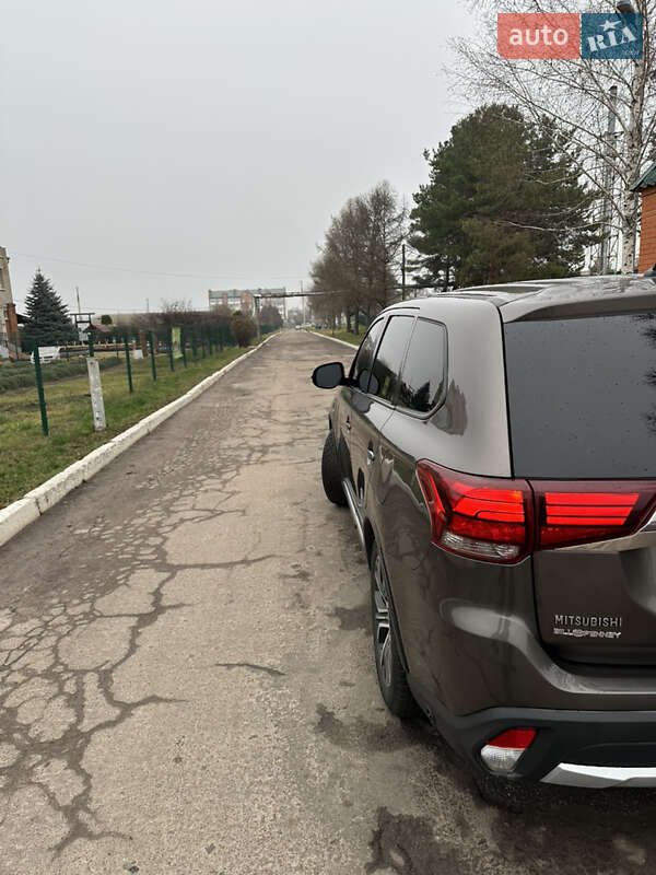 Внедорожник / Кроссовер Mitsubishi Outlander 2015 в Сумах фото 6 Внедорожник / Кроссовер Mitsubishi Outlander 2015 в Сумах