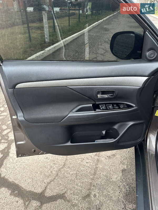 Внедорожник / Кроссовер Mitsubishi Outlander 2015 в Сумах фото 16 Внедорожник / Кроссовер Mitsubishi Outlander 2015 в Сумах