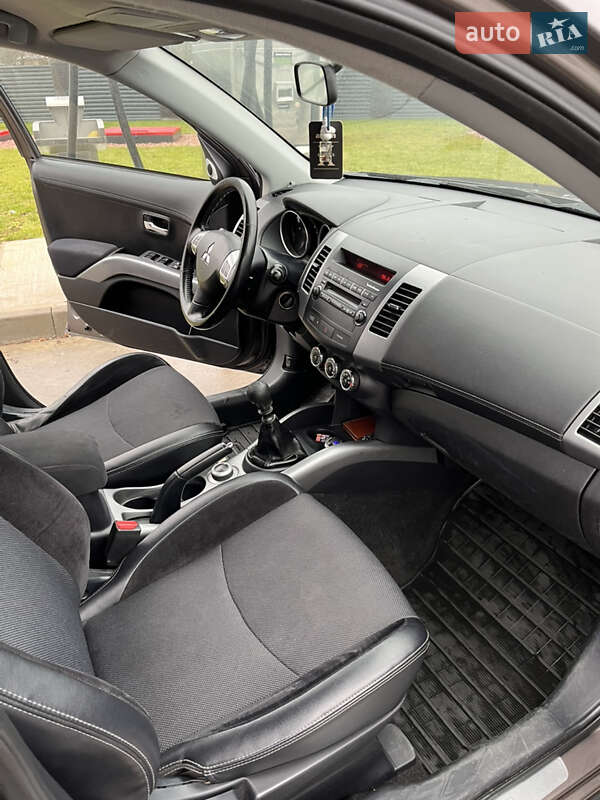 Внедорожник / Кроссовер Mitsubishi Outlander 2010 в Вараше фото 12 Внедорожник / Кроссовер Mitsubishi Outlander 2010 в Вараше