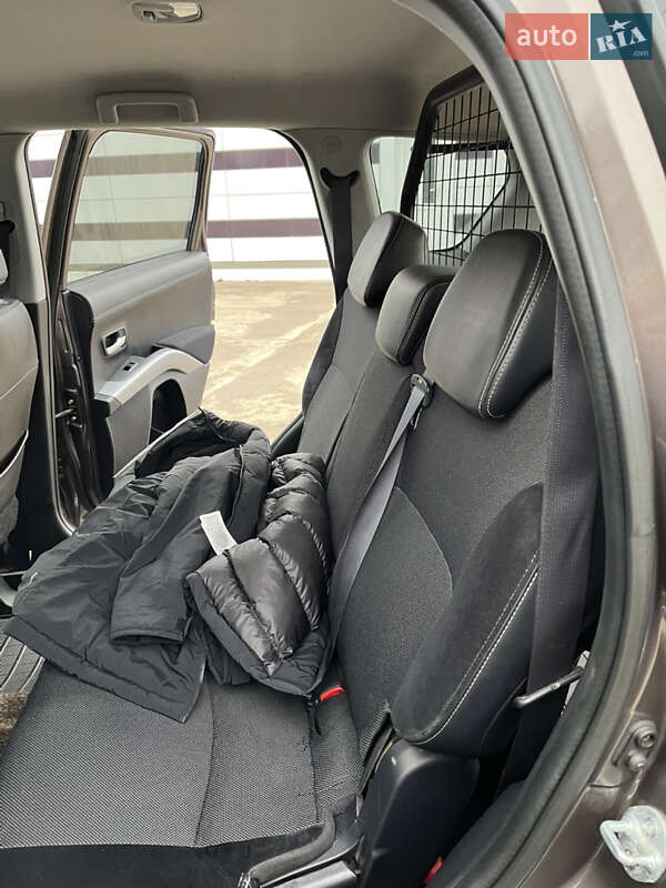 Внедорожник / Кроссовер Mitsubishi Outlander 2010 в Вараше фото 20 Внедорожник / Кроссовер Mitsubishi Outlander 2010 в Вараше