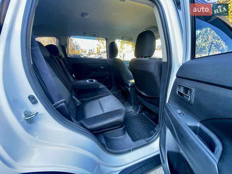 Позашляховик / Кросовер Mitsubishi Outlander 2015 в Києві