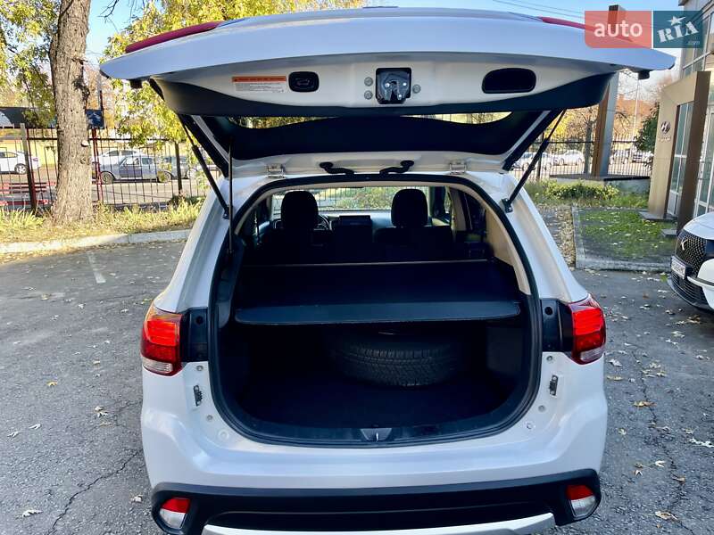 Позашляховик / Кросовер Mitsubishi Outlander 2015 в Києві