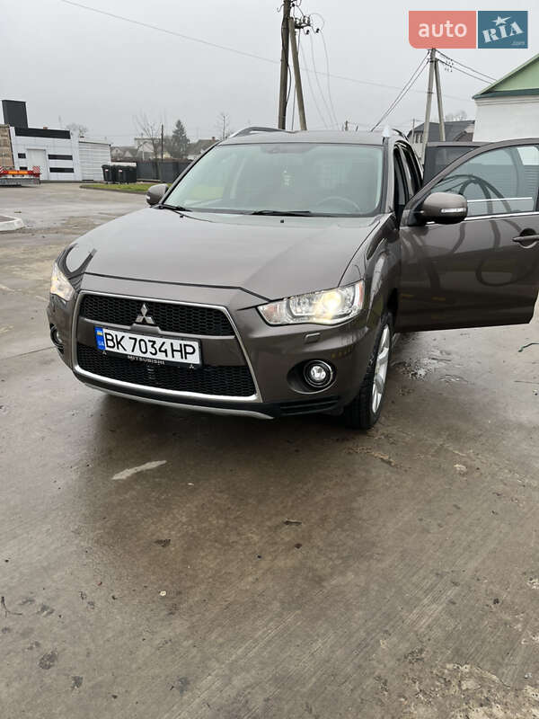 Внедорожник / Кроссовер Mitsubishi Outlander 2010 в Вараше фото 2 Внедорожник / Кроссовер Mitsubishi Outlander 2010 в Вараше