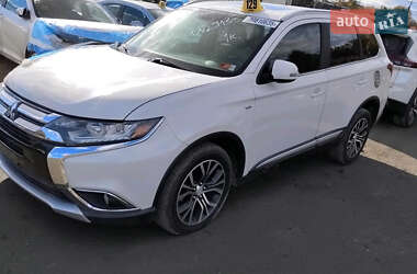 Позашляховик / Кросовер Mitsubishi Outlander 2016 в Звенигородці