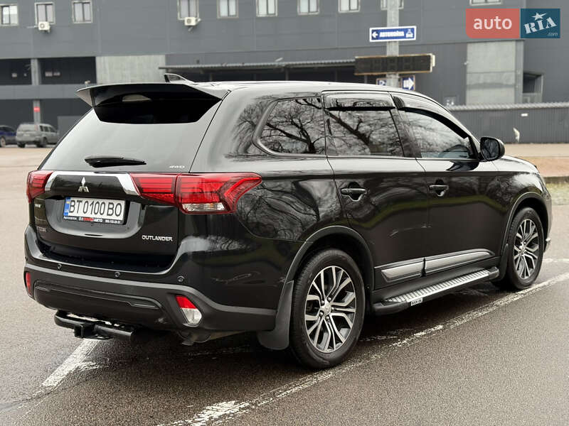 Внедорожник / Кроссовер Mitsubishi Outlander 2017 в Киеве