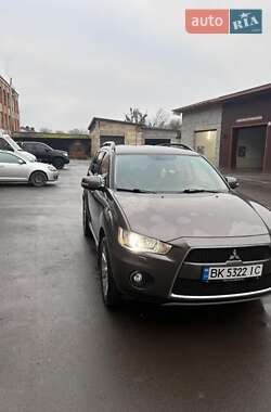 Внедорожник / Кроссовер Mitsubishi Outlander 2010 в Корце