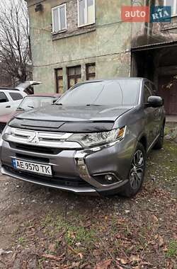 Внедорожник / Кроссовер Mitsubishi Outlander 2017 в Каменском