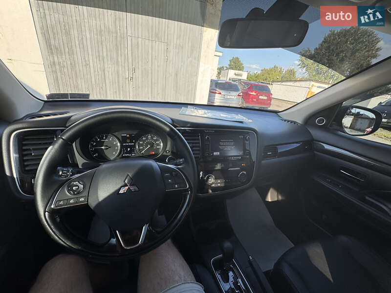 Позашляховик / Кросовер Mitsubishi Outlander 2016 в Києві