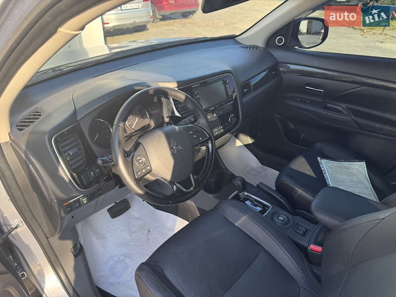 Позашляховик / Кросовер Mitsubishi Outlander 2016 в Києві