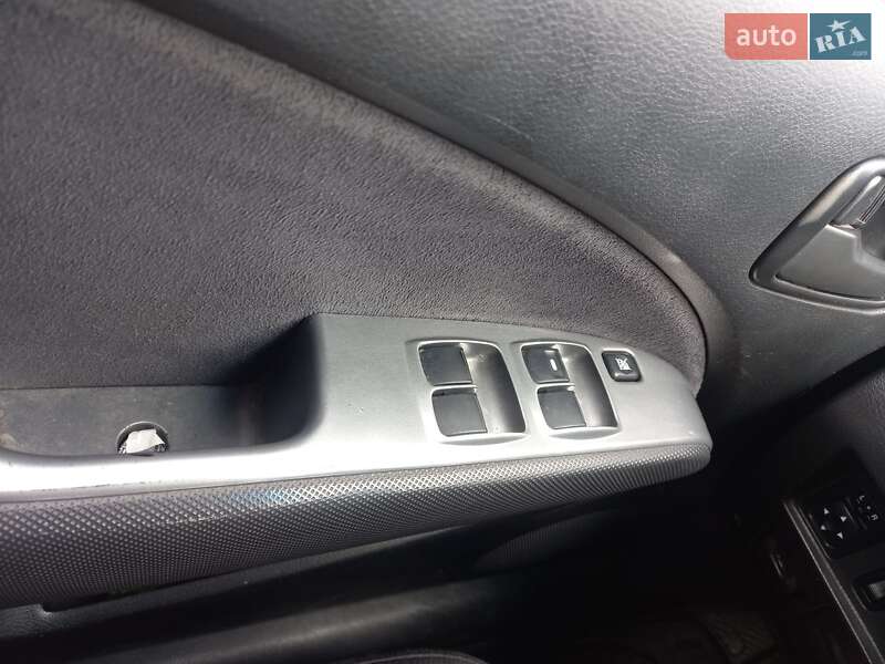 Позашляховик / Кросовер Mitsubishi Outlander 2003 в Хотині фото 12 Позашляховик / Кросовер Mitsubishi Outlander 2003 в Хотині